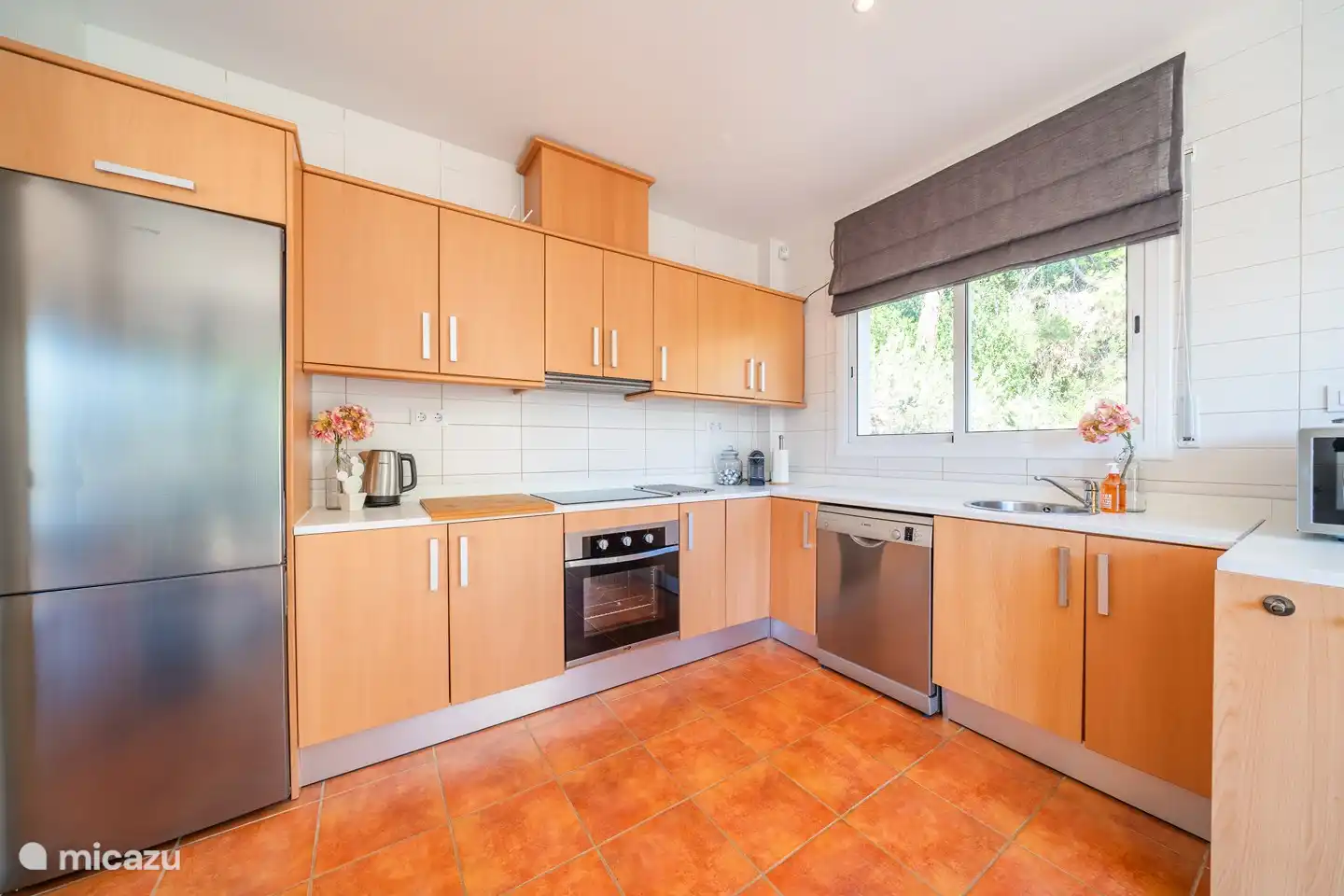 Backofen, Mikrowelle, Geschirrspüler, Wasserkocher, Nespresso-Kaffeemaschine usw.