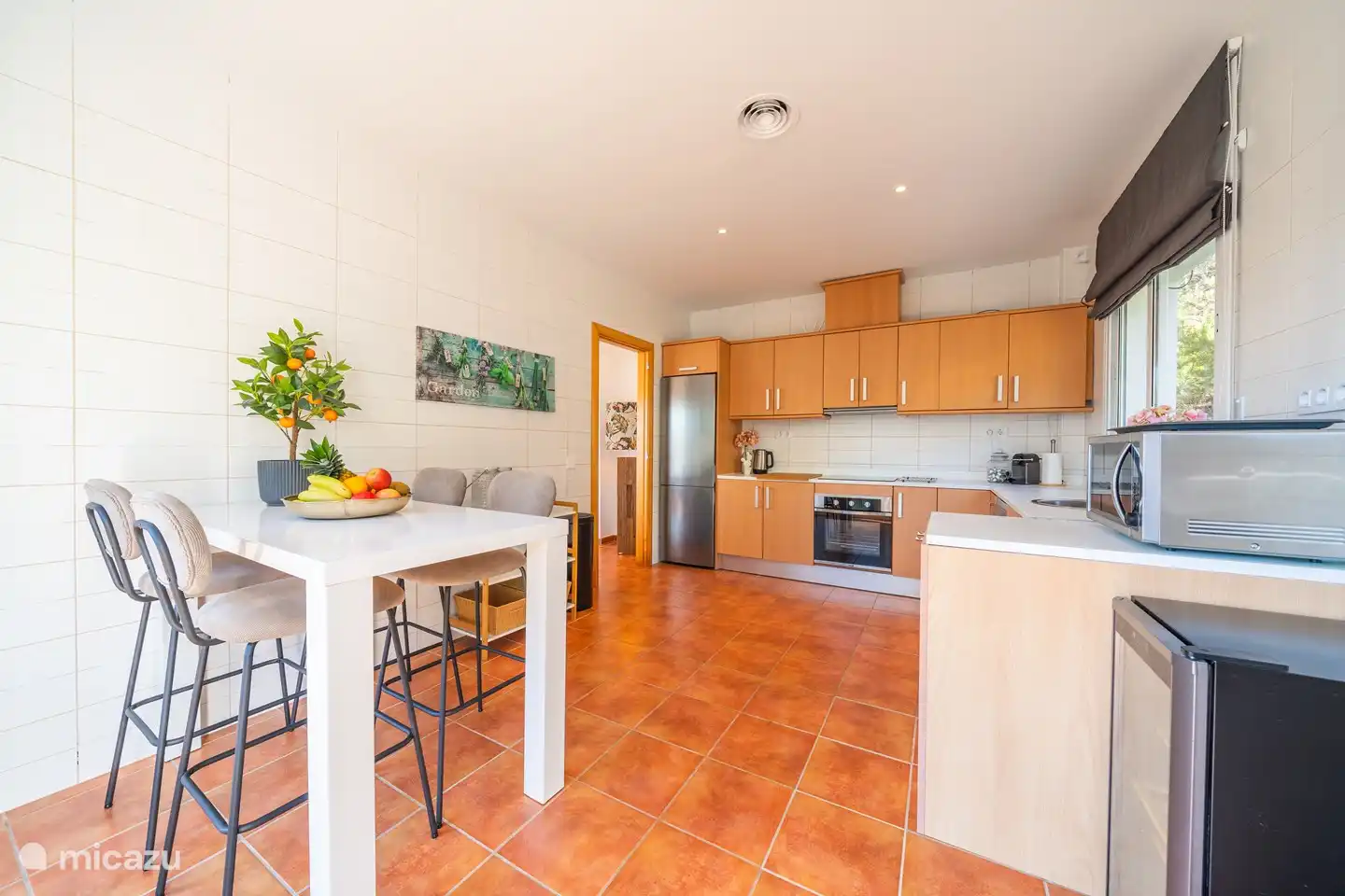 Die Küche grenzt an das Wohnzimmer