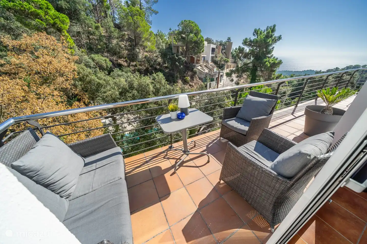 Die Schiebetür in der Küche führt auch auf den Balkon, wo sich ein weiteres Lounge-Set befindet