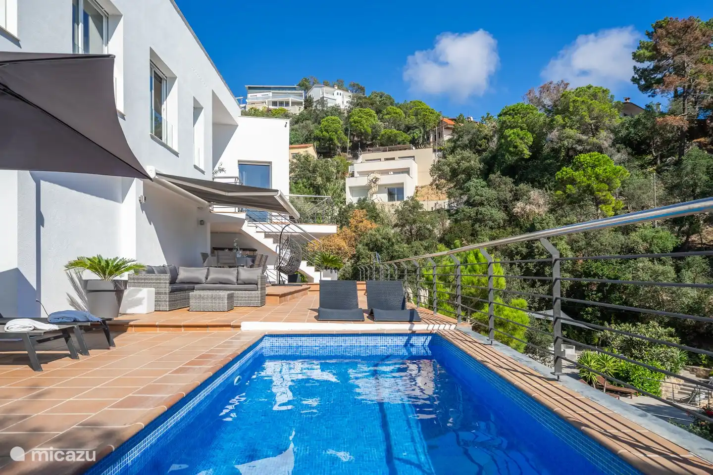 Der Pool hat eine schöne Größe und wird so gepflegt, dass er immer in einwandfreiem Zustand ist