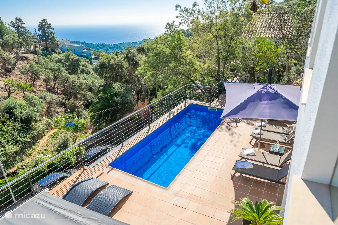 Für heiße Sommertage gibt es einen großen Sonnenschirm