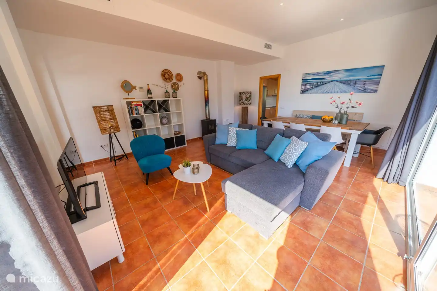 Mit Fernseher und niederländischen Kanälen