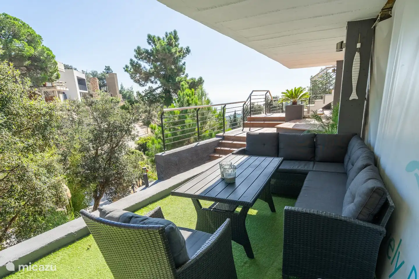 Auf der anderen Seite des Swimmingpools, in der Nähe der Treppen von der Straße, erreichen Sie ein Lounge-Set mit einer kleinen Außenküche und einem Grill