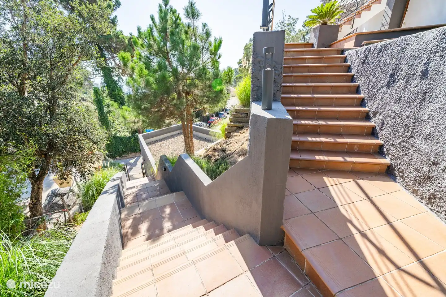 Die Treppe zur ersten Ebene, nicht für Behinderte geeignet!