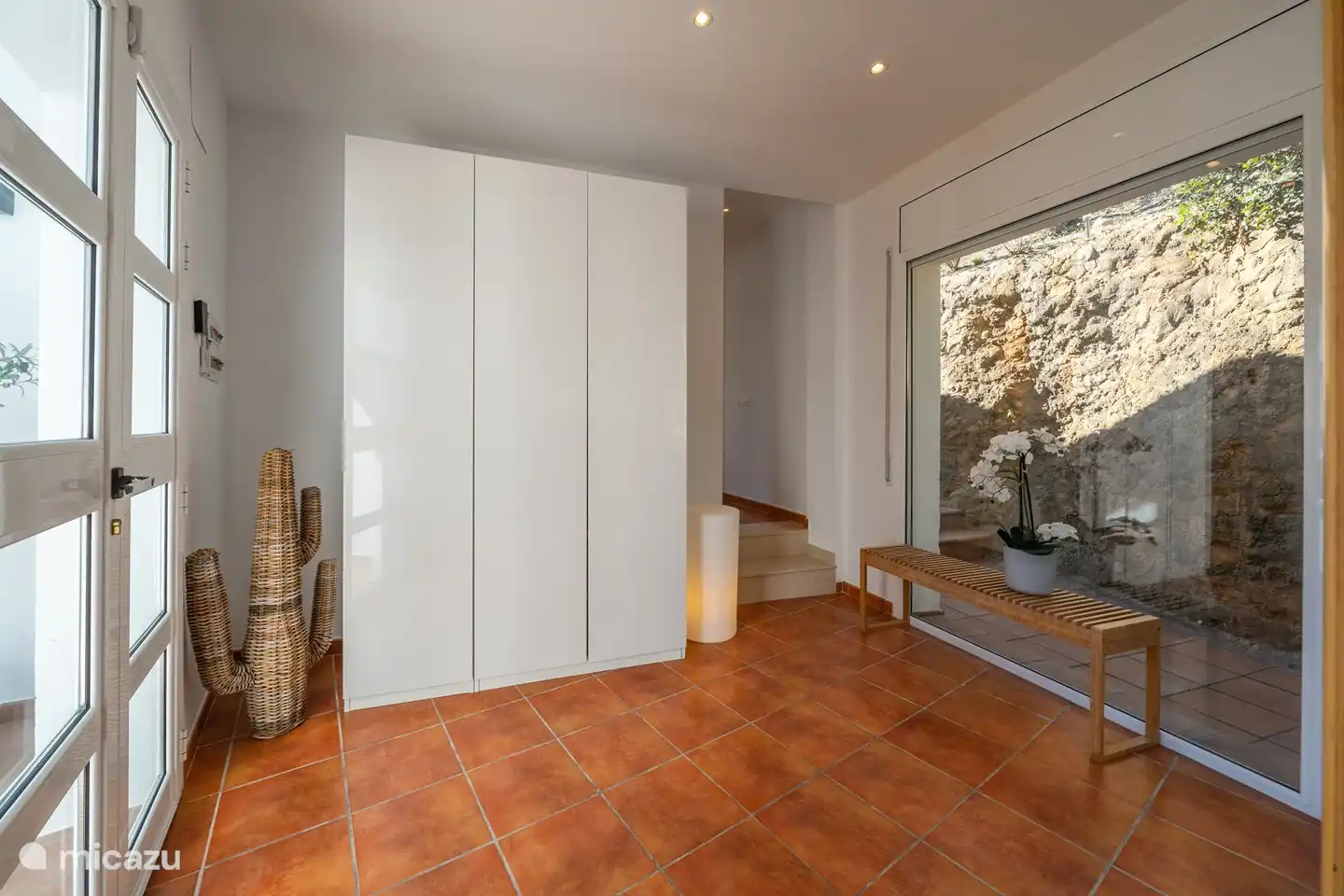 Über die Treppe erreichen Sie den luxuriösen Eingang, die kleine Treppe, die Sie hier sehen, führt Sie zu den Schlafzimmern und Badezimmern. Alles ist auf einer Ebene.