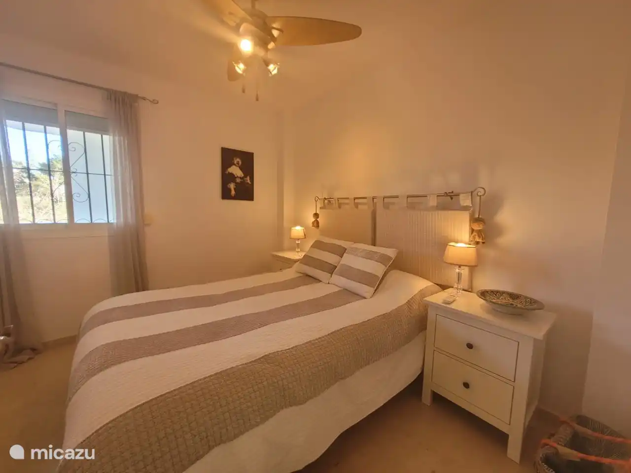 2. Schlafzimmer mit geräumigem Kleiderschrank und Klimaanlage