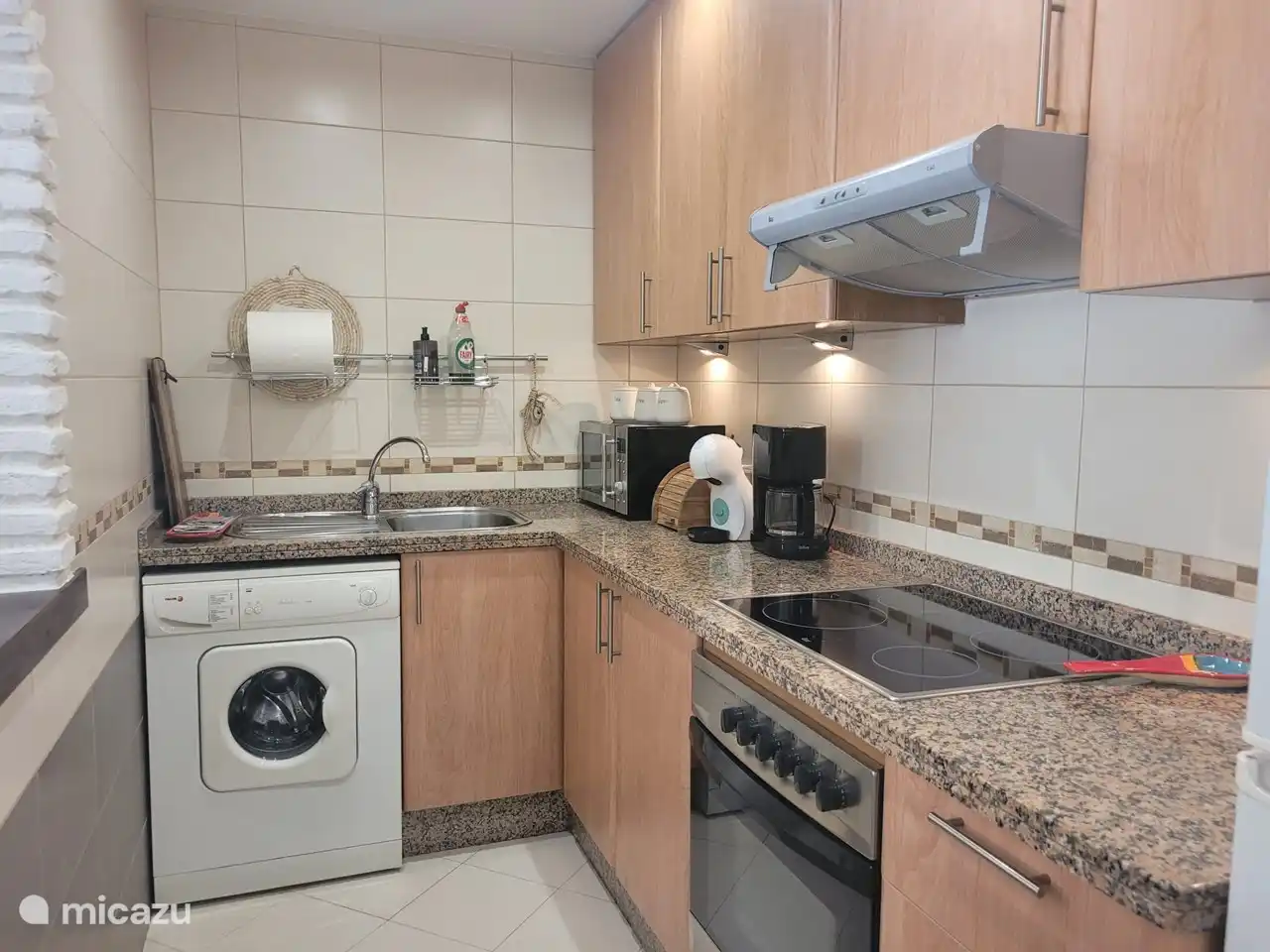 Köln mit Waschmaschine/Trockner ausgestattet. Keine Spülmaschine