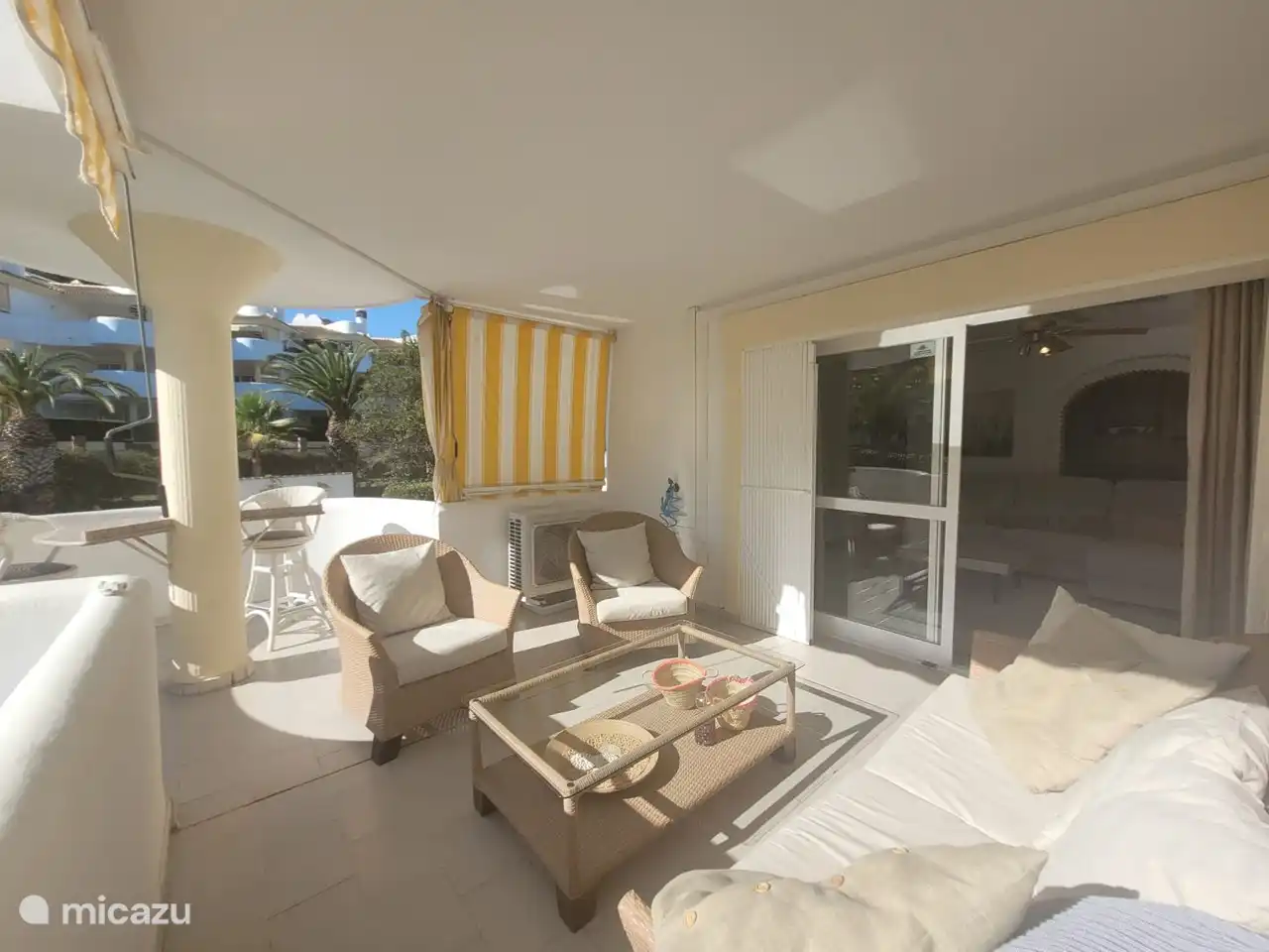 Lounge mit Terrassentisch