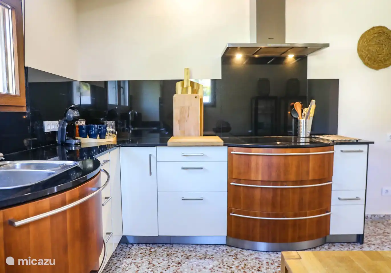 La amplia cocina está totalmente equipada.