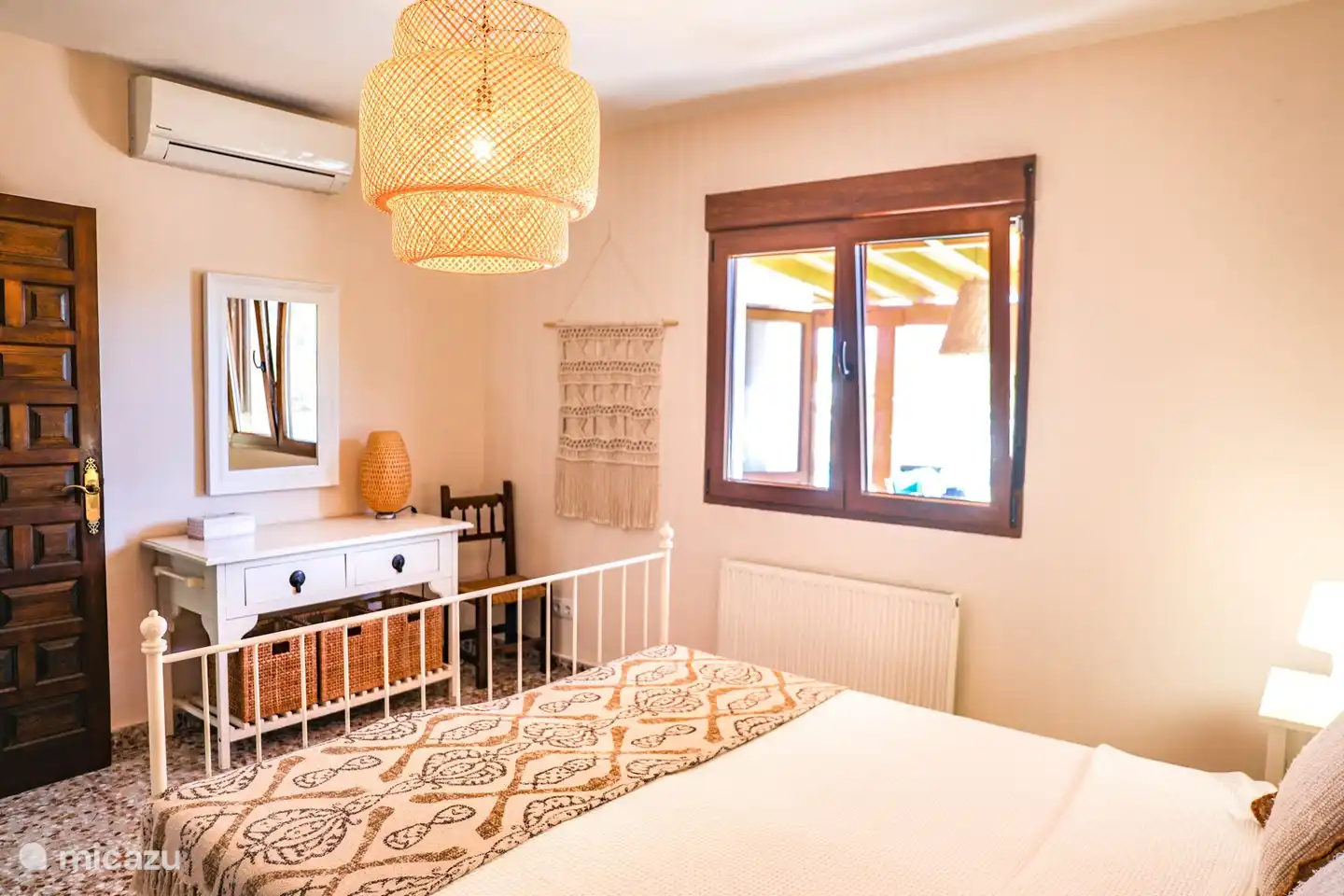 Dormitorio con cama doble