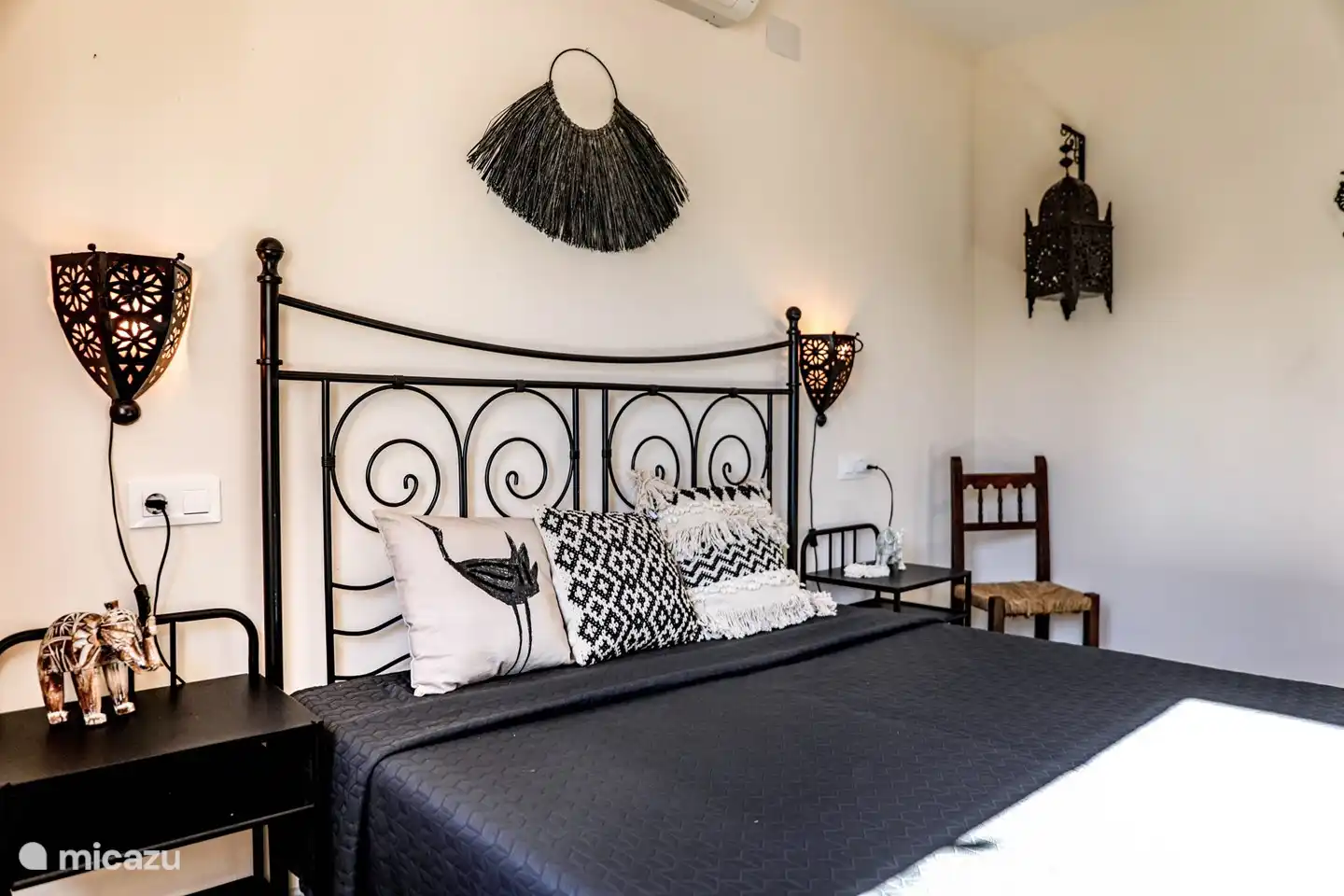 Dormitorio con cama doble