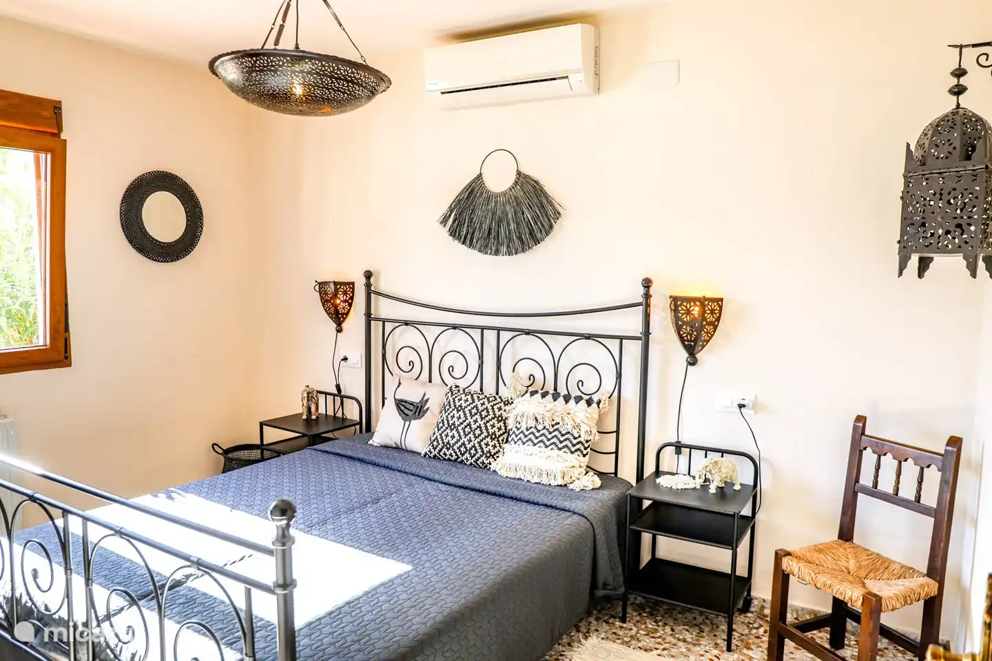 Dormitorio con cama doble