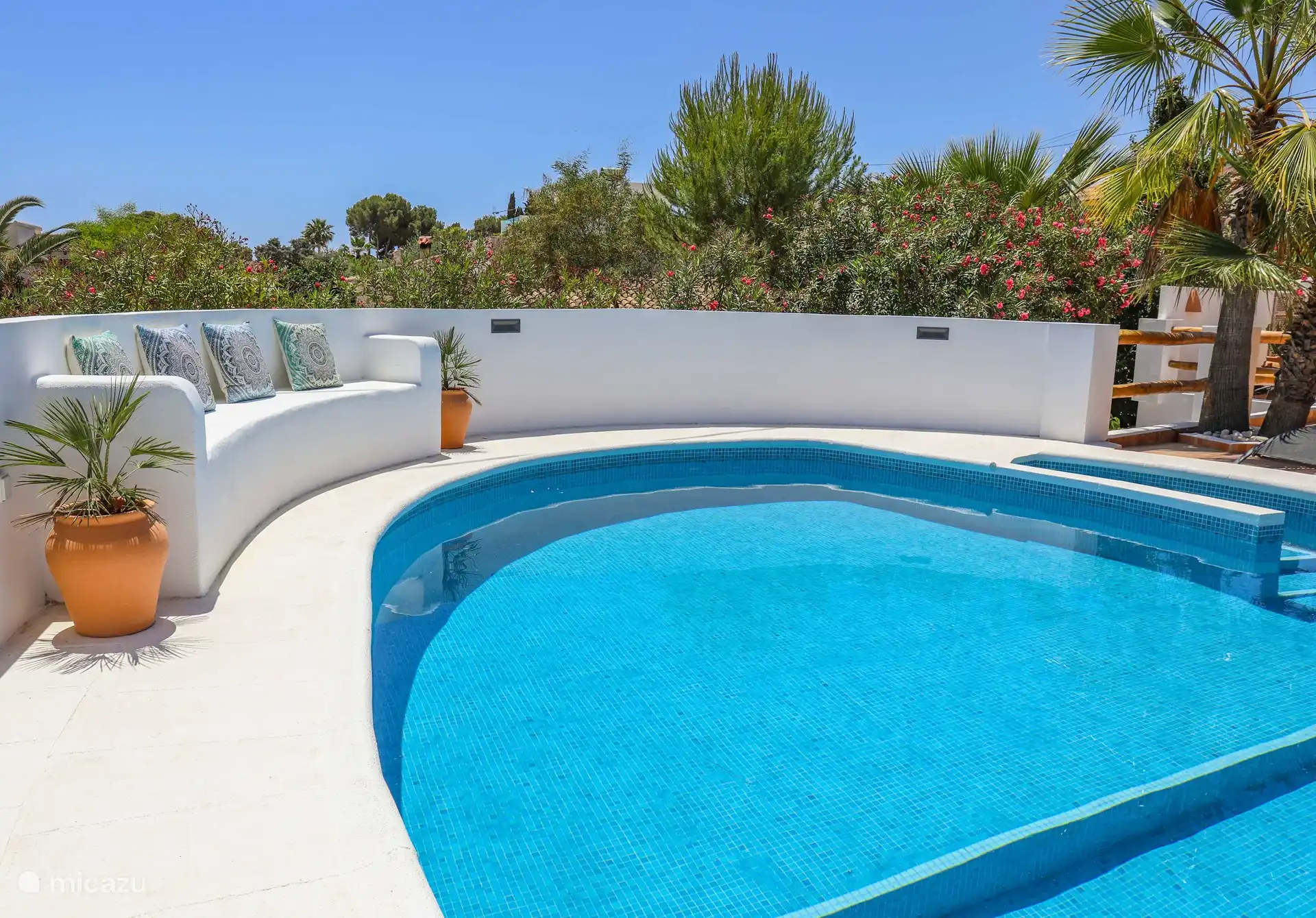 La piscina con banco de mampostería