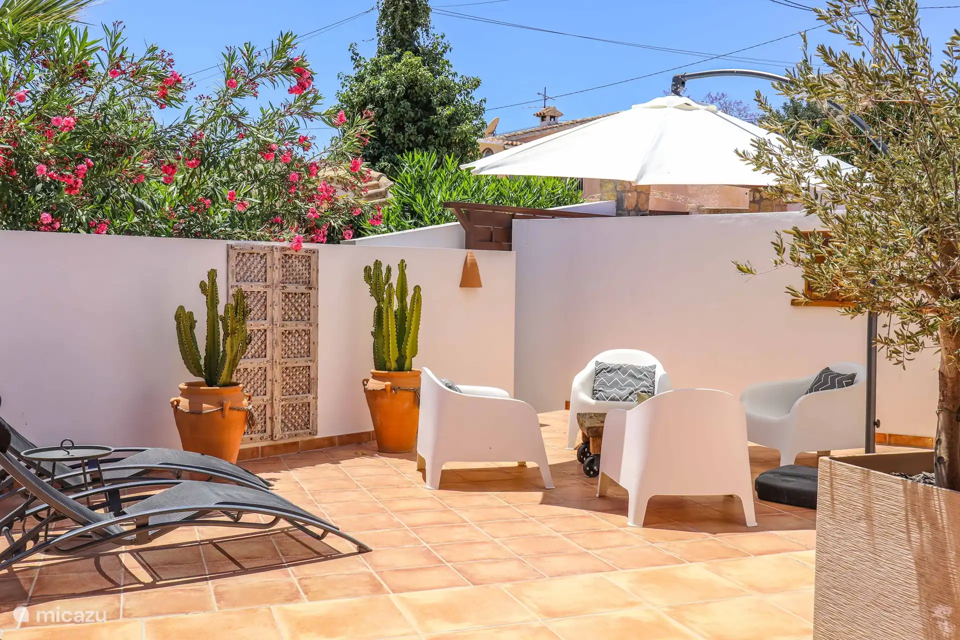 La encantadora terraza con varias zonas de descanso