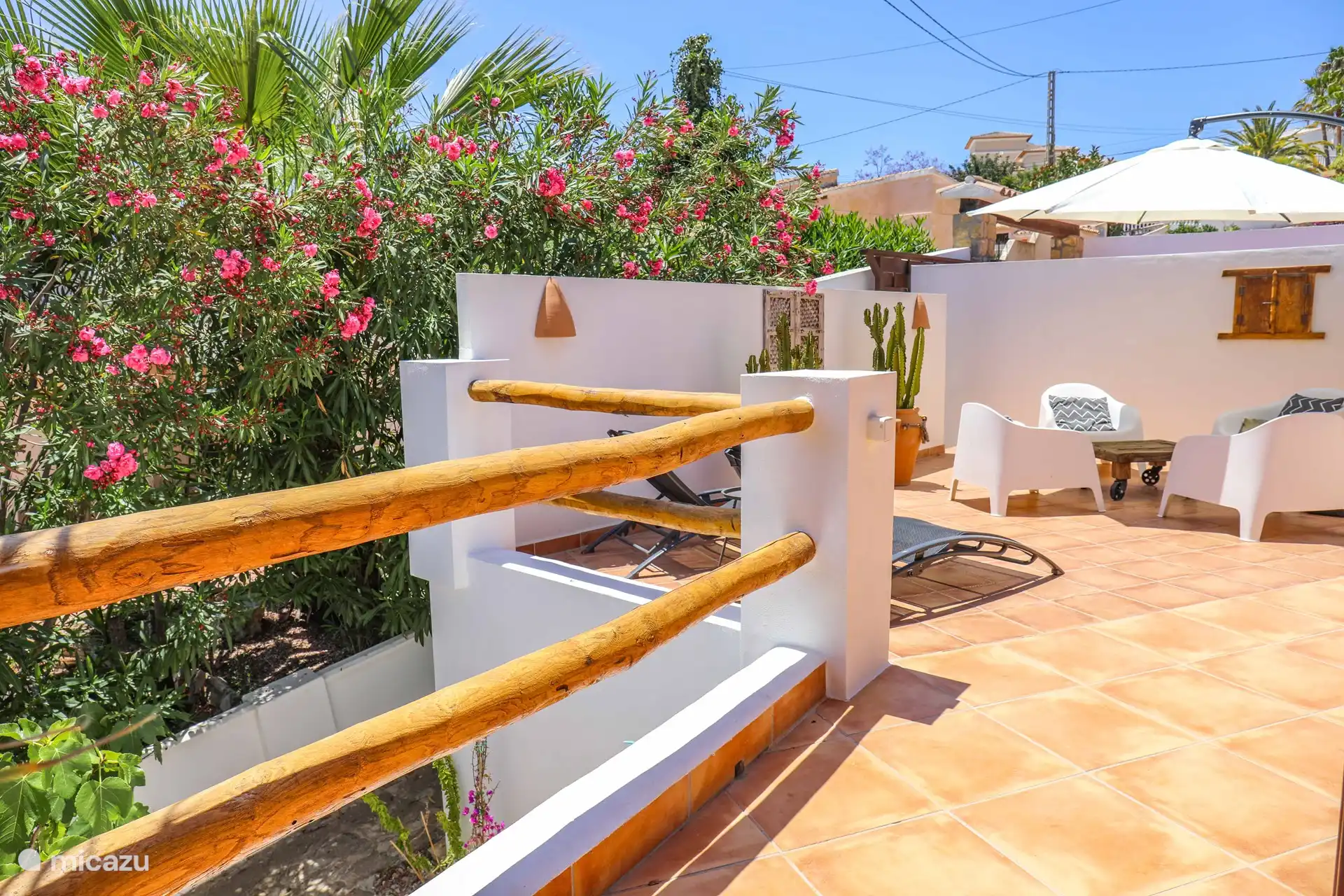 Jardín muy bien cuidado con flores