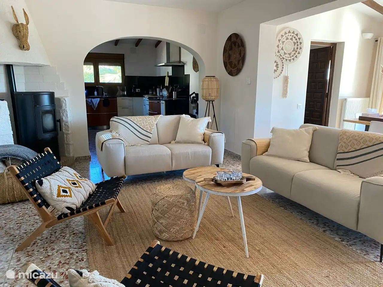 Un salón acogedor y atractivo