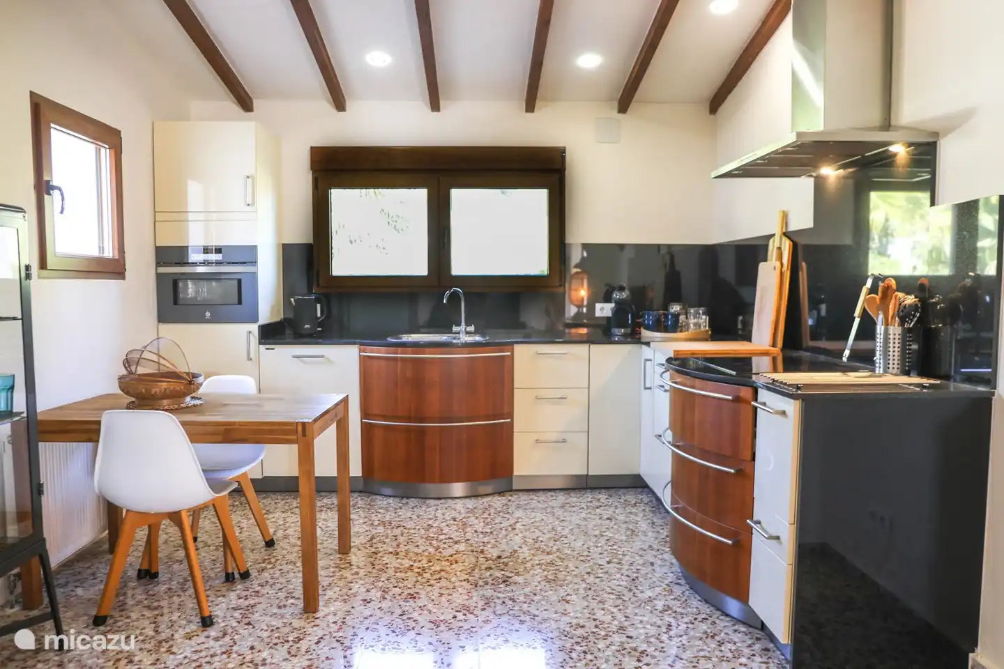 La amplia cocina está totalmente equipada.