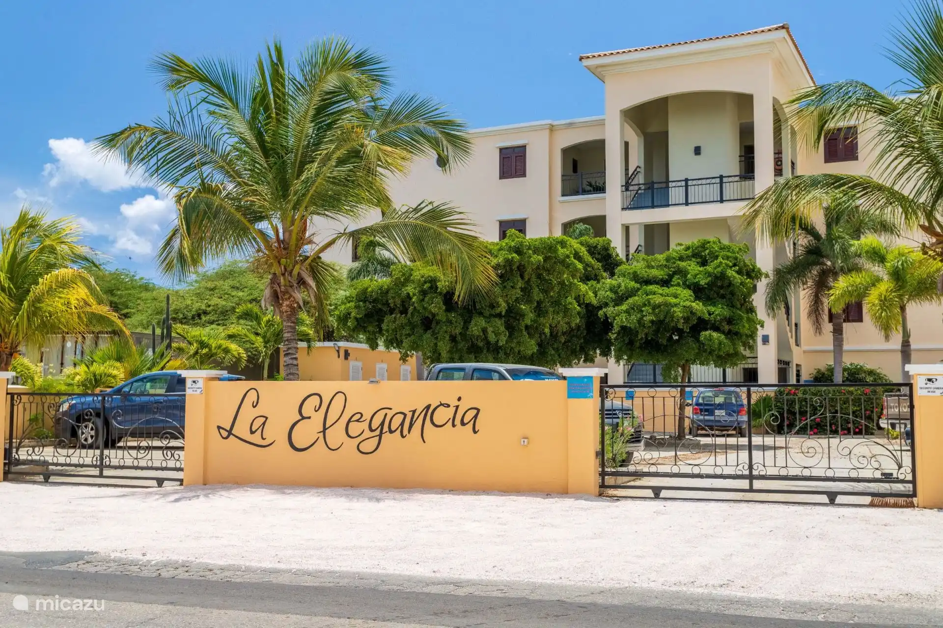 Einfahrt zum Privatparkplatz