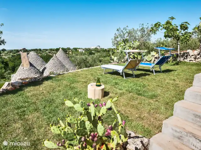 Villa Pouilles | Italie, Pouilles (Puglia), Cisternino - villa vue jardin