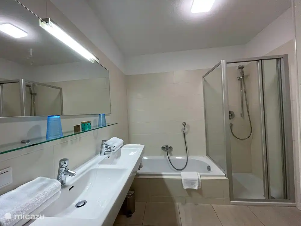 Das Badezimmer mit Dusche, WC und Badewanne lädt nach einem Tag in den Bergen zum Genießen ein.