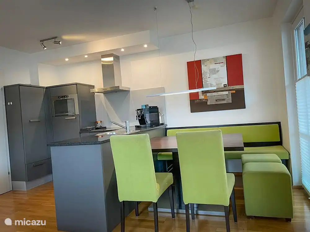 Die Küche mit Sitzecke