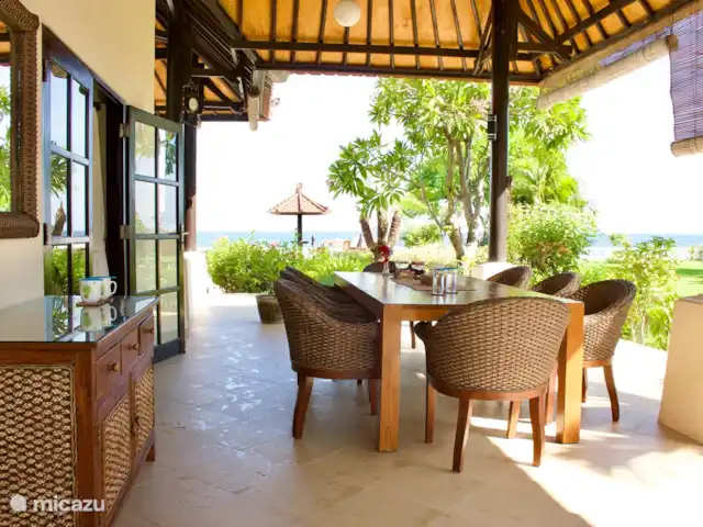 BaliSeaviewVilla Namaste&Guesthouses huren in Indonesië, Bali, Dencarik - villa Een heerlijk ruim terras aan de zijkant van het huis wat een heerlijke plek is om aan een  grote tafel voor 10 personen te zitten.
