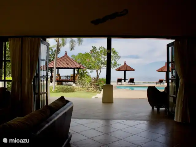 BaliSeaviewVilla Namaste&Guesthouses huren in Indonesië, Bali, Dencarik - villa 's Morgens gaan de grote deuren aan de voorkant open. De dag begint goed met het fantastische uitzicht en de warmte die je gelijk uitnodigt om het zwembad of de zee in te gaan