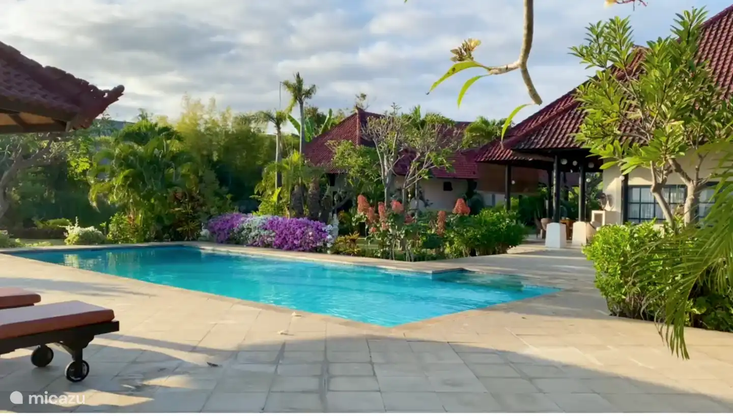 El terreno fue diseñado por un arquitecto, lo que asegura que haya armonía y tranquilidad en el diseño del jardín.
