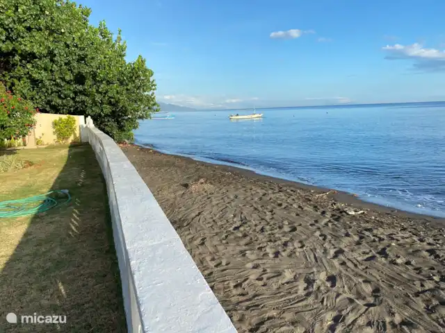 BaliSeaviewVilla Namaste&Guesthouses huren in Indonesië, Bali, Dencarik - villa Strand  en zee voor de deur. Naast de villa wonen locals. In de vroege ochtend zie je enkele vissers uitvaren. In de verte met de verre kijker zie je vissersboten die elke ochtend met toeristen naar de dolfijnen gaan kijken. Noord Bali staat bekend om zijn dolfijnen.