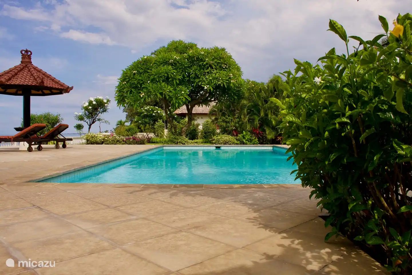 Piscina, parte de la cual es poco profunda para niños. La primera parte de la piscina mide aproximadamente 80 cm.