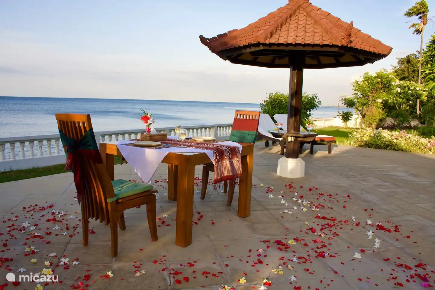 Previa petición, el equipo puede organizar un desayuno o una cena romántica en la terraza para 2 o 4 personas.