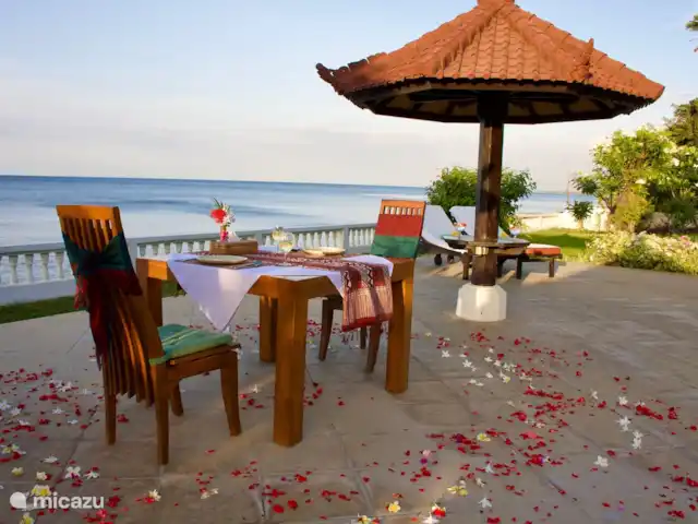 BaliSeaviewVilla Namaste&Guesthouses huren in Indonesië, Bali, Dencarik - villa Op verzoek kan het team een romantisch ontbijt of diner verzorgen op het terras voor 2 of 4 personen.