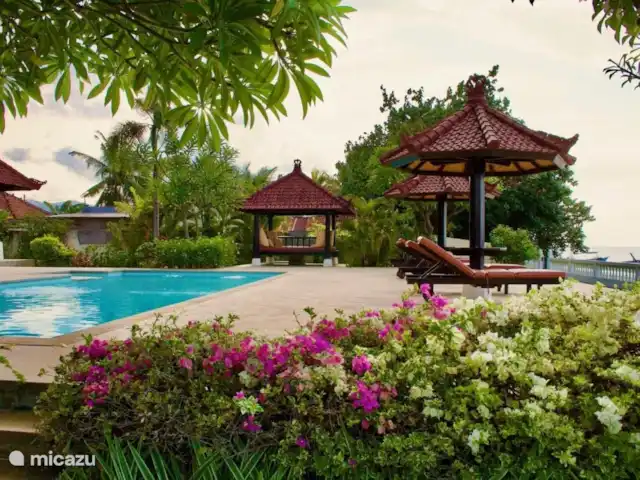 BaliSeaviewVilla Namaste&Guesthouses huren in Indonesië, Bali, Dencarik - villa Er is een ruim terras met zonnebedden en een gazebo om te relaxen en te genieten van het uitzicht.