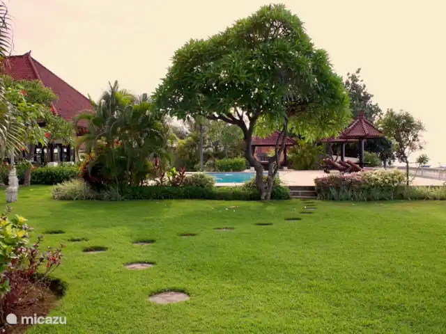 BaliSeaviewVilla Namaste&Guesthouses huren in Indonesië, Bali, Dencarik - villa De tropische tuin is door een architect ontworpen. De tuin is ruim opgezet met doorkijkjes.