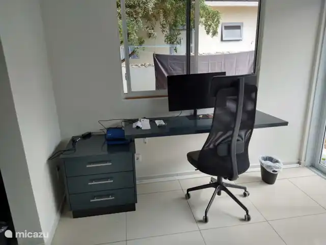Maison de vacances avec beaucoup d’intimité | Curaçao, Banda Abou (ouest), Big Mountain - chalet Lieu de travail dans pièce à côté de la chambre 3. Écran, imprimante et clavier à disposition.