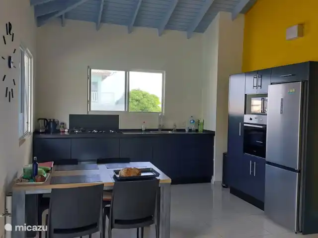 Maison de vacances avec beaucoup d’intimité | Curaçao, Banda Abou (ouest), Big Mountain - chalet Cuisine avec lave-vaisselle, four et micro-ondes et table à manger