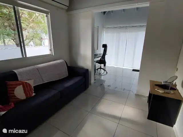 Maison de vacances avec beaucoup d’intimité | Curaçao, Banda Abou (ouest), Big Mountain - chalet Chambre 3 (arrière) avec canapé-lit, espace de travail et buanderie avec lave-linge