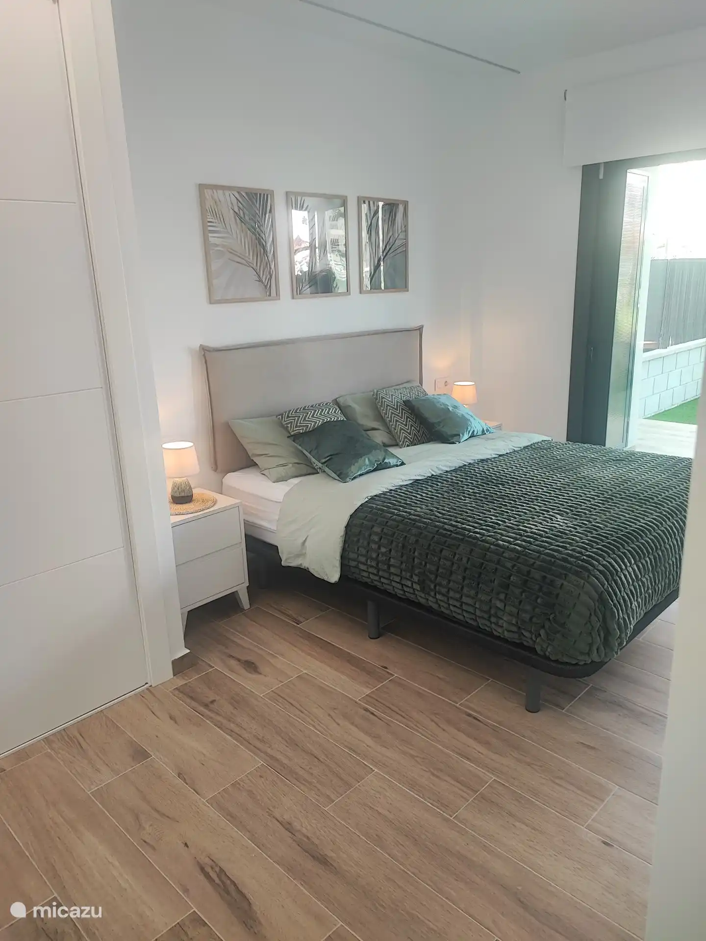 Lit double de 1,60 par 2,00 avec de merveilleux matelas.