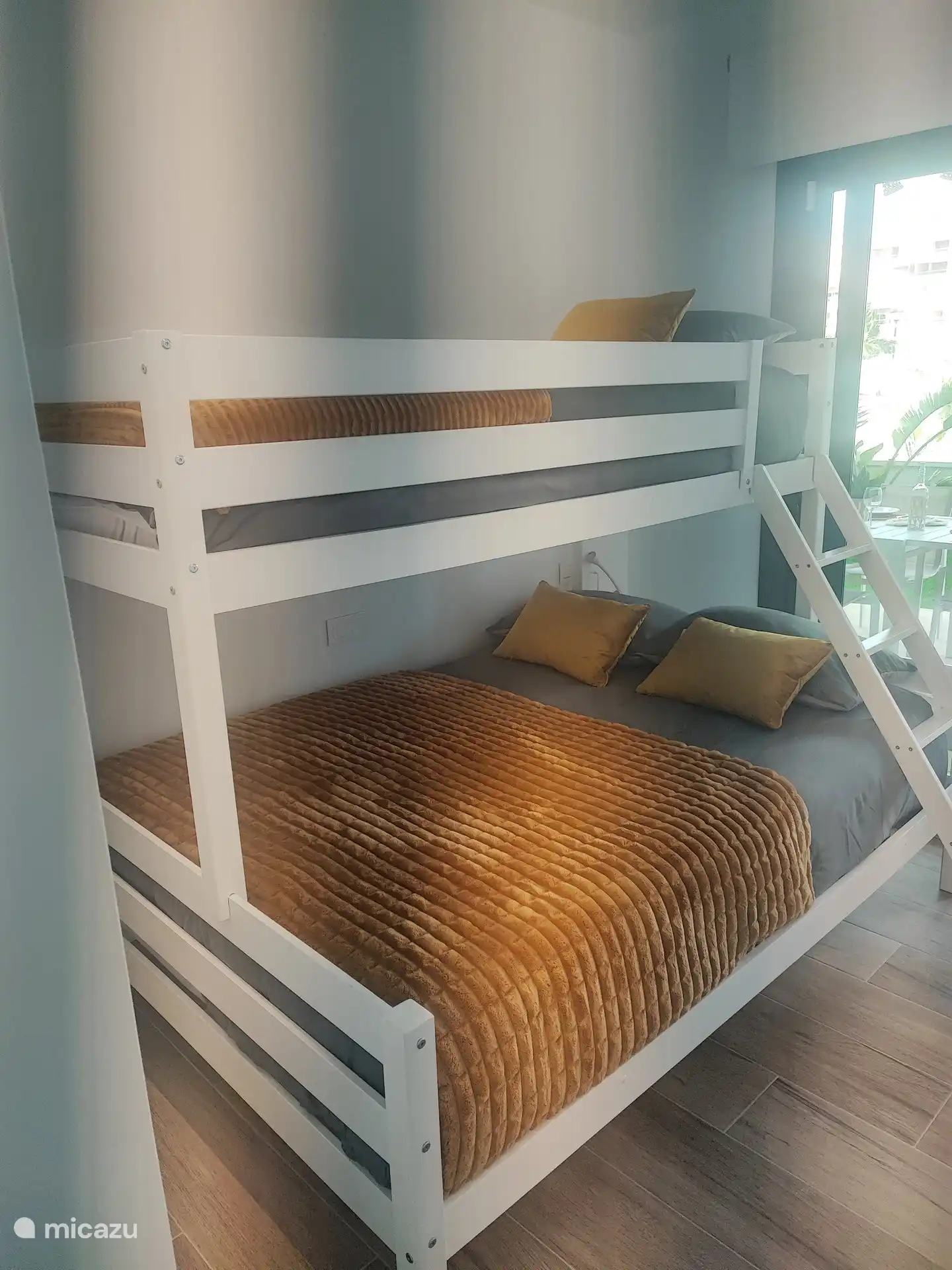 Deuxième chambre avec un lit superposé triple et une armoire intégrée 