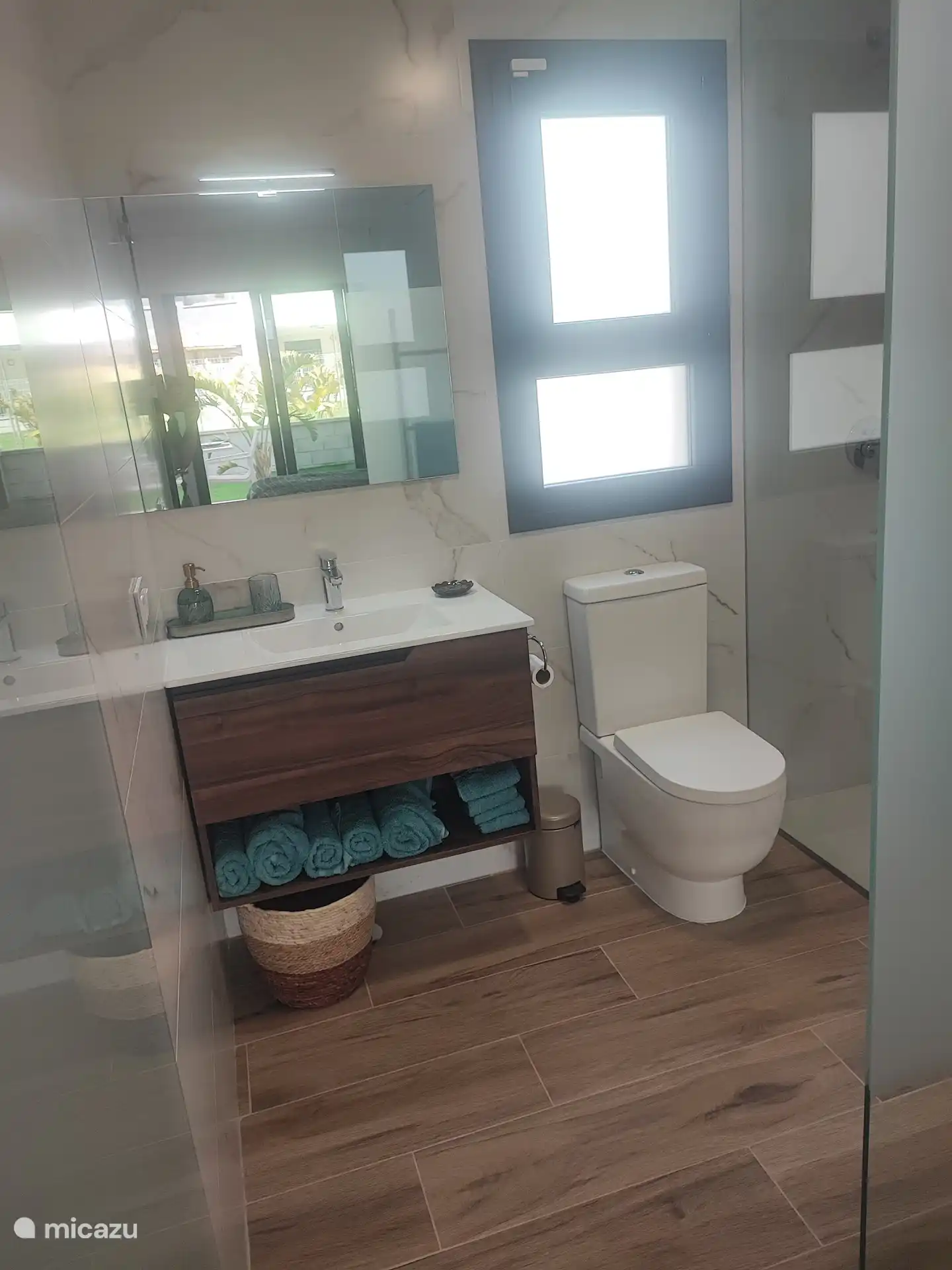 Salle de bain appartenant à la chambre principale.