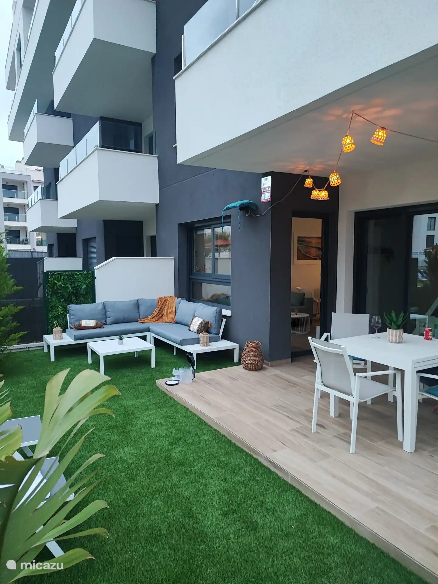 Les soirées d'été, il fait merveilleux dans notre jardin avec un éclairage d'ambiance.