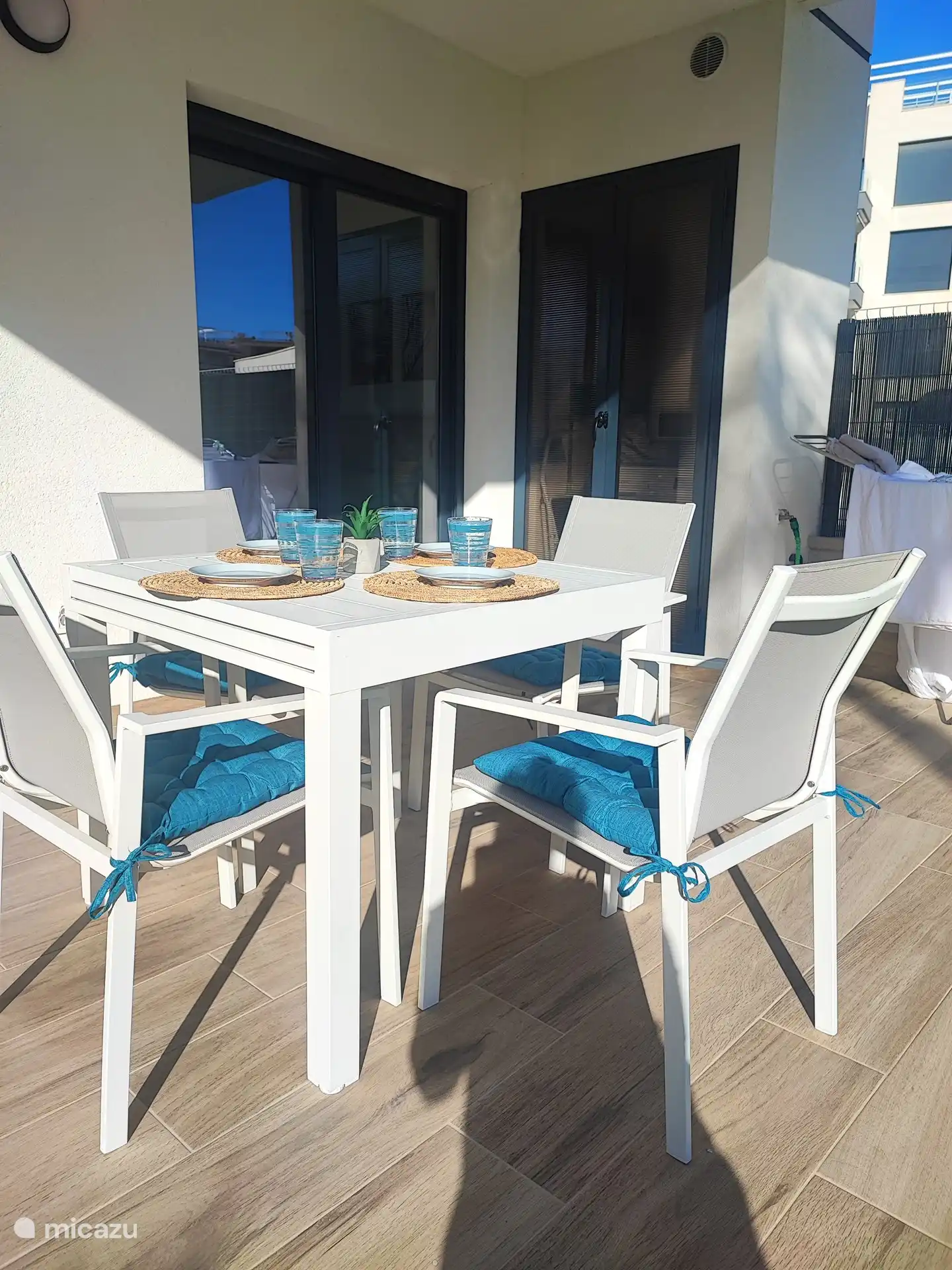 La table extérieure peut s'étendre pour créer plus d'espace.