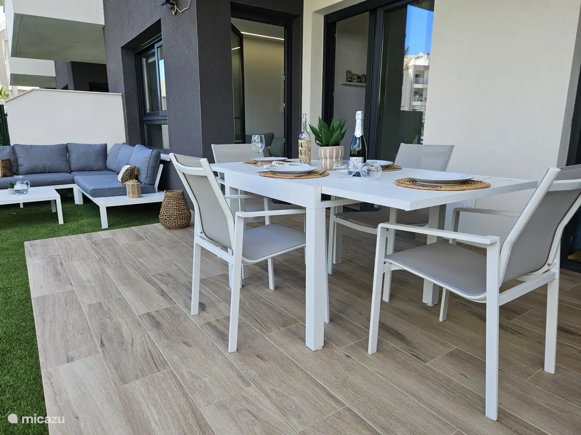 La table d’extérieur est extensible afin que vous puissiez inviter quelqu’un à manger.