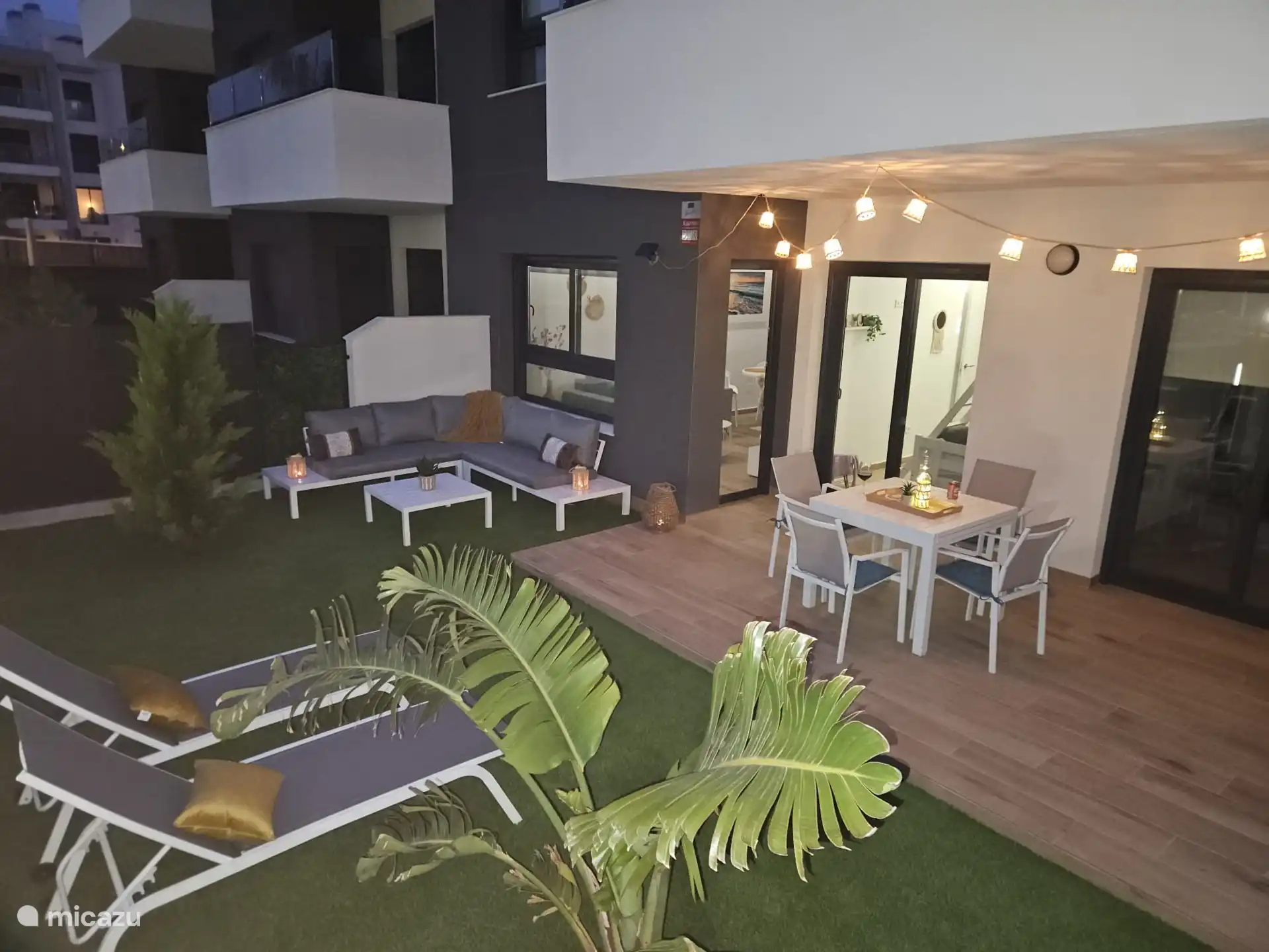 Il est merveilleux de se détendre les soirées d'été grâce à notre éclairage d'ambiance.