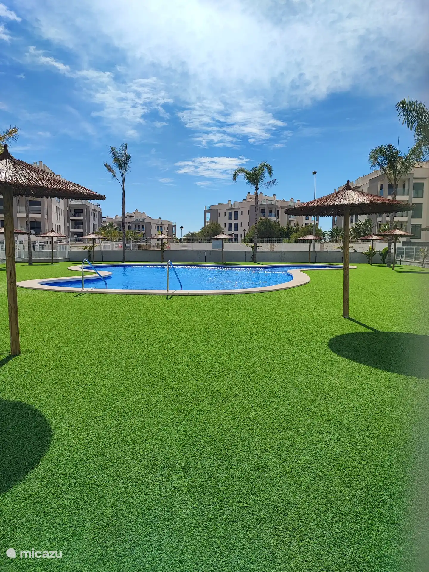 Piscine commune avec soleil toute la journée.