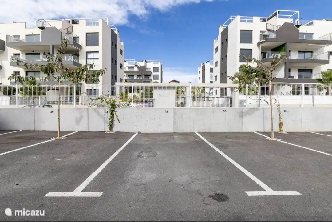 Place de parking privée derrière portail fermé.