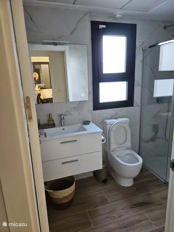 Salle de bain 1 complète avec serviettes et sèche-cheveux.