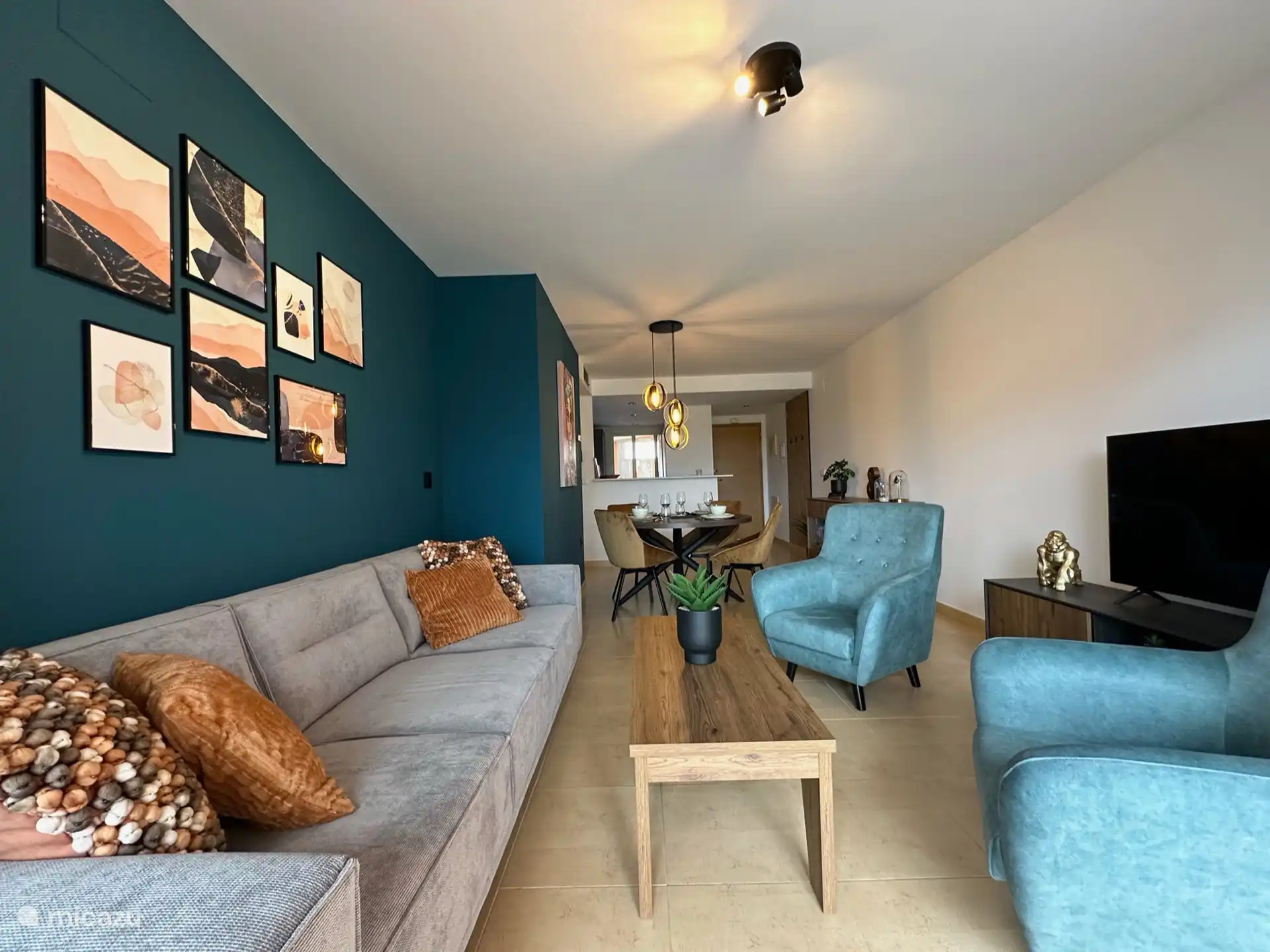 Wohnzimmer mit 50-Zoll-Smart-TV