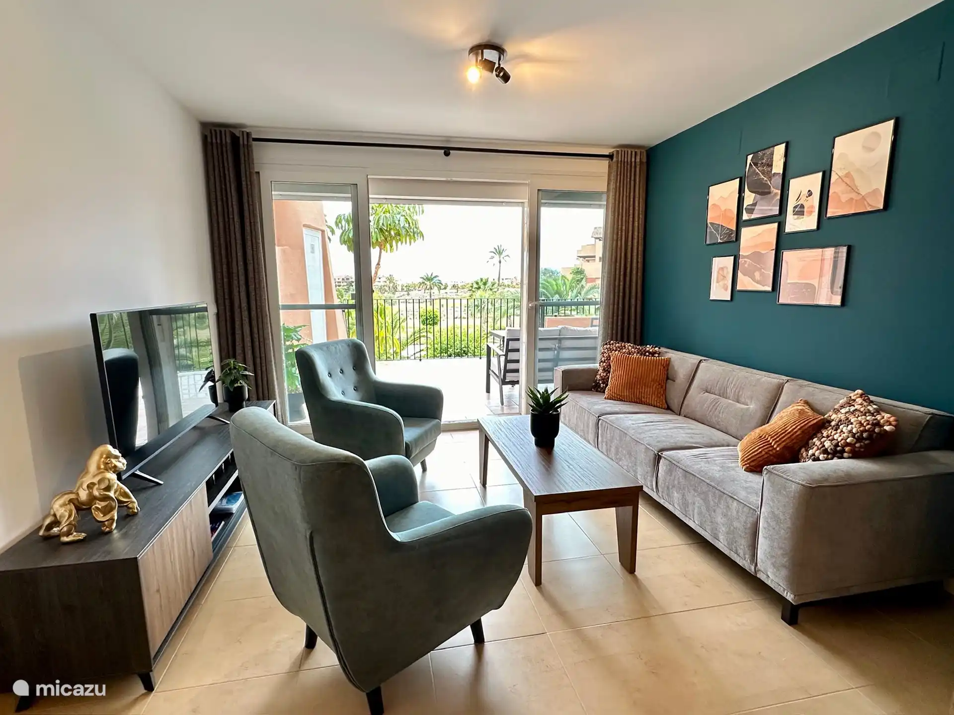 Genießen Sie das Entspannen sowohl drinnen als auch draußen auf der angrenzenden großen Terrasse