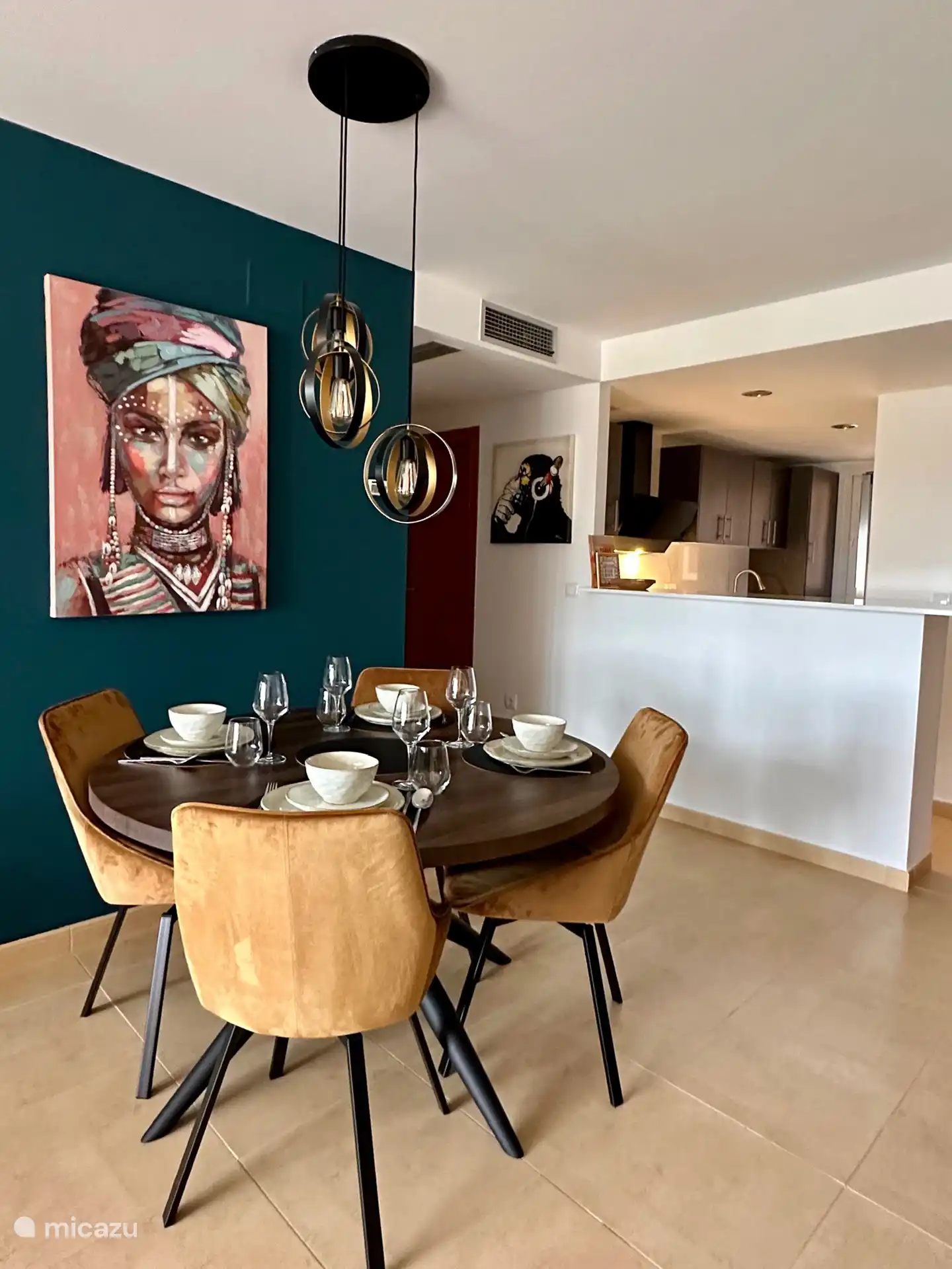 Halboffene Küche mit Bar